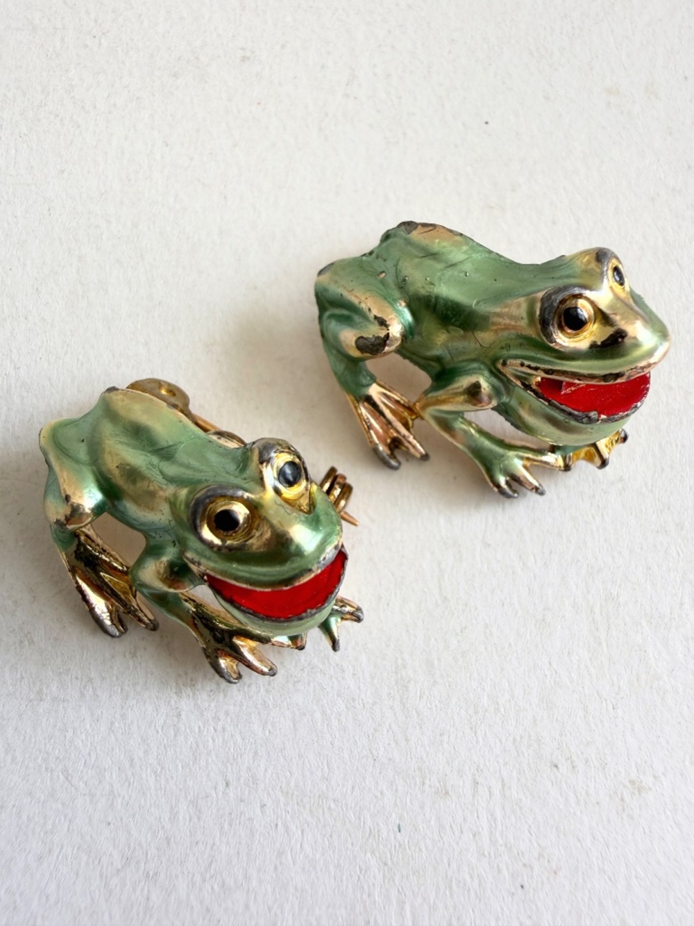 Vintage 70s Brooch Green Laughing Frogs with Vocal Throat Sacs Pin Set of 2